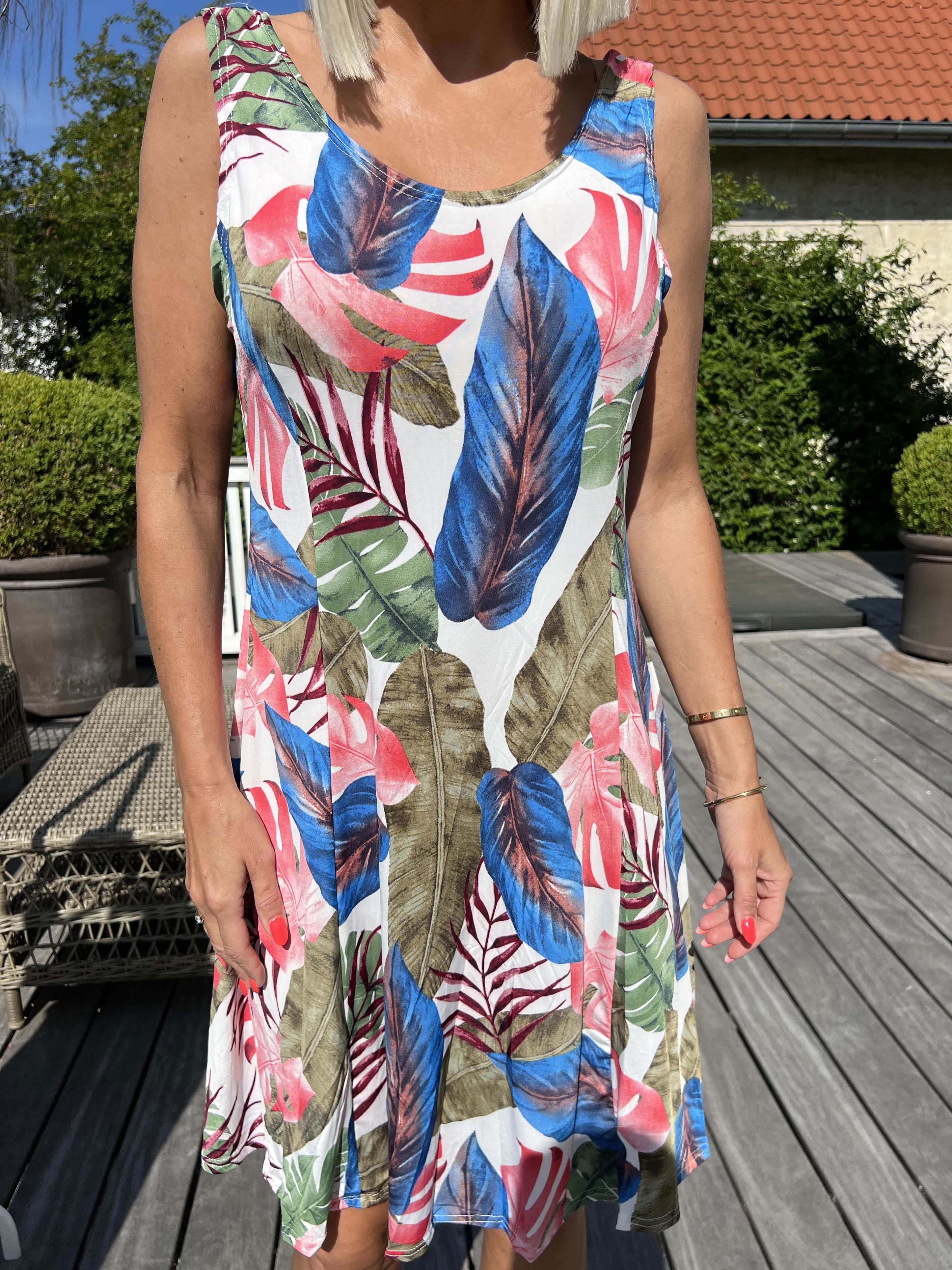 Maj Multi Leaf - Söt elastisk sommarklänning med mönster